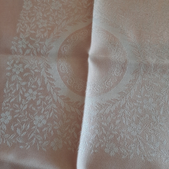 Vtg Damask Pastel Pink Tablecloth and 6 Piece Napkin Set. - Picture 5 of 11